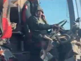 Antalya'da kaza yaptığı otobüsle trafiğe çıktı