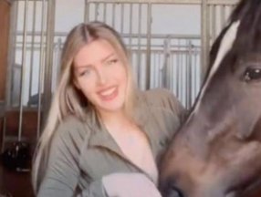 At, Augustine'nin bluzunun fermuarını açtı