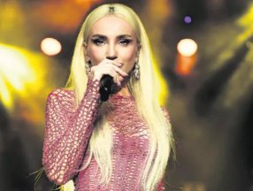 Gülşen'in fileli elbisesi