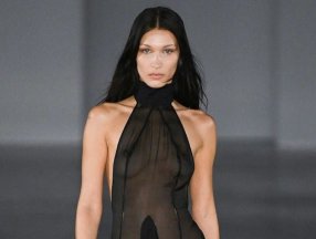 Bella Hadid podyuma transparan çıktı