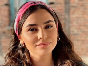 Gönül Dağı'nın Asuman'ı sere serpe arabanın üzerine uzandı... Minicik elbisesi ve kırmızı ruju olay oldu!