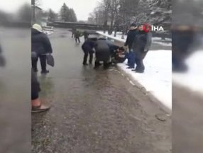 Luhanks Bölgesi'nde Rus askerlerinden kendilerini protesto eden sivillere ateş