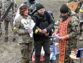 Ukraynalı iki asker, dünyaevine girdi