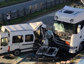 Rize'de okul servisi park halindeki tıra çarptı: 1 ölü 12 yaralı