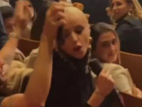 Gülşen, seyircinin kucağına oturdu