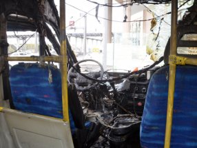 Esenyurt'ta akaryakıt istasyonuna park edilen minibüs yandı