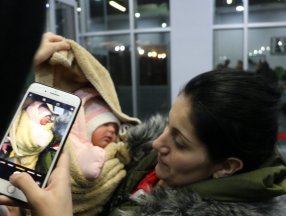 Ukrayna’da sığınakta doğan 5 günlük bebek Türkiye’ye geldi