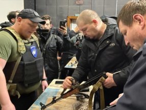 Ukrayna’da sinema salonunda sivillere silah eğitimi verildi