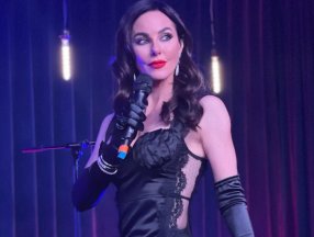 Defne Samyeli, kalça dekolteli elbise giydi