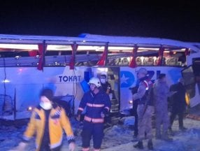 Sivas'ta yolcu otobüsü devrildi: 20 yaralı