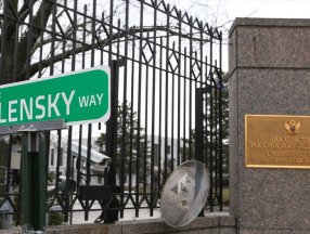 Washington'da Rus Büyükelçiliği önüne tabela : 'Devlet Başkanı Zelensky Yolu'