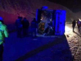 Sivas'ta yolcu otobüsü devrildi: 34 yaralı