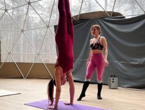 Pınar Altuğ, taytlı tulumuyla amuda kalktı