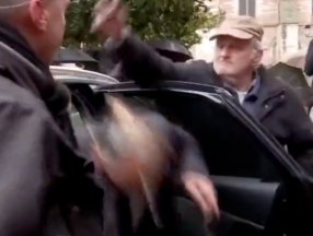 Müslüman karşıtı Eric Zemmour'a yumurtalı saldırı