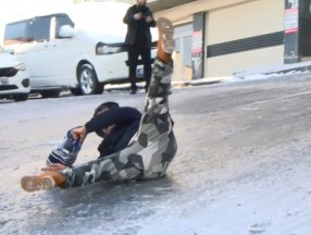 Esenyurtluların buzlu yolda ayakta kalma mücadelesi