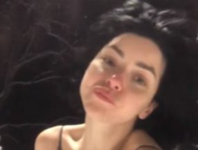 Merve Boluğur'dan askılı bluzla kar pozu