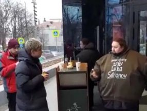 Rusya'da ünlü ressamın oğlu kendisini Mc Donald's'ın kapılarına kelepçeledi