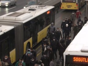 İstanbul'da metrobüs duraklarında yoğunluk oluştu