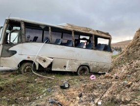 Şanlıurfa'da işçi servisi devrildi: 15 yaralı