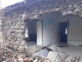 Hakkari'de şiddetli fırtına evlerin çatısını uçurdu