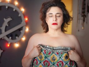 Esra Dermancıoğlu yatakta çıplak pozunu paylaştı