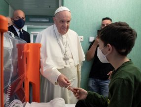 Papa Francis, tedavi gören Ukraynalı çocukları ziyaret etti