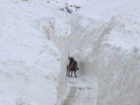 Van'da çığ nedeniyle metrelerce karın biriktiği köy yolunda tehlikeli yolculuk