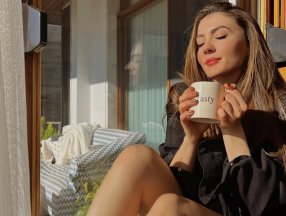 Burcu Özberk'ten pencere önü pozu