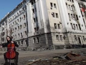 Ukraynalı çellist, Rus saldırılarında harabeye dönen binalar önünde çello çaldı