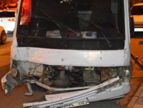 Adıyaman'da kontrolden çıkan kamyonet dükkana girdi: 5 yaralı
