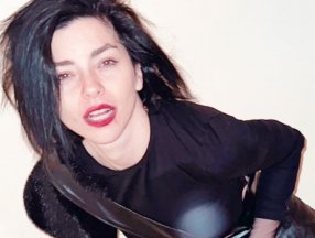 Merve Boluğur’dan sütyensiz paylaşım