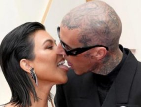 Kourtney Kardashian - Travis Barker öpüşmesi Oscar'a damga vurdu