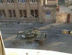 Mariupol’de bir Rus tankı el tipi tanksavar ile vuruldu