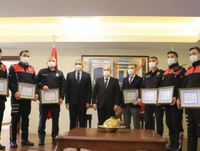 Samsun'da bankayı dolandıran şahısları yakalayan polisler ödüllendirildi