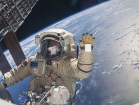 Uzay yürüyüşü yapan astronotlar, Dünya'dan görüntülendi