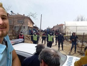 Edirne'de bir aileyi katlettiğini inkar eden şahsın, olay yerinde takma dişi bulundu