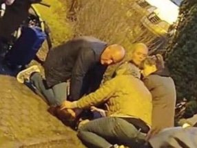 Danimarka'da sınır dışı edilen 2 çocuklu İranlı anneye şiddet görüntülendi