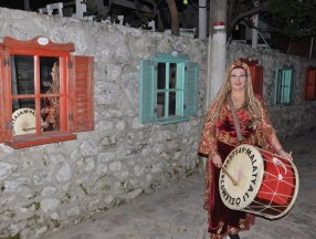 Datça'nın tek ramazan davulcusu kadın, ilk sahurda maniler söyledi