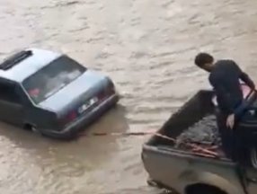 Kastamonu'da çay taştı: Elektrik direği yıkıldı