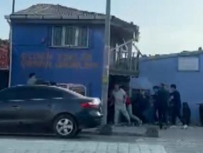 Arnavutköy’de, sokak ortasında silahlı kavga kamerada