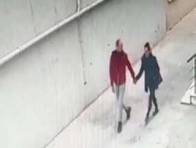 Edirne'de el ele gelen sevgililer, merdiven boşluğundaki malzemeleri çaldı
