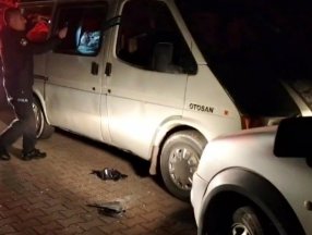 Osmaniye'de polisten kaçan odun kaçakçıları polis aracına çarpınca yakalandı