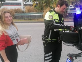 Antalya'da polise yakalanan sürücü: Kask almaya param yetmedi
