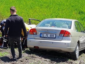 Balıkesir'de kontrolden çıkan araç 4 metreden uçtu