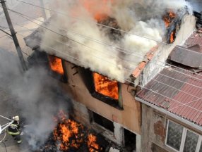 Tekirdağ’da, metruk bina yangında kül oldu