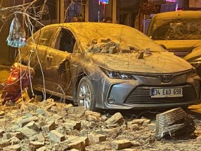Beşiktaş'ta bina çatısı otomobilin üzerine çöktü