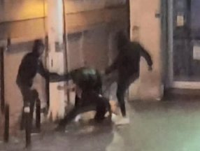 Taksim'de kavga: Aralarına alıp dövdüler