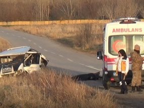 Bitlis'te göçmen taşıyan minibüs kaza yaptı: Ölü ve yaralılar var