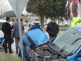 Kocaeli'de yaralıları gören sürücü, şemsiyeyle nöbet tuttu