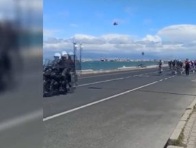 İzmir'de bisikletçiler parkura giren yayaya çarptı